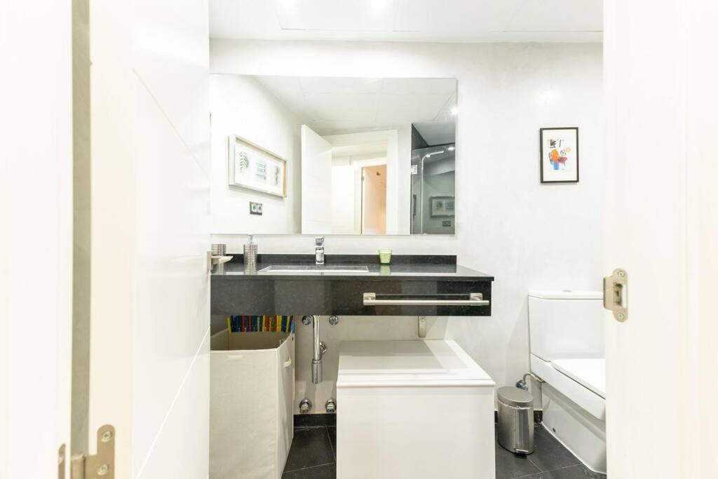 Pajaritos Center Suite By Valcambre Sevilla Eksteriør billede